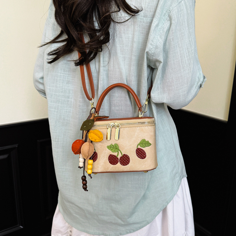 حقيبة يد نسائية بتصميم عتيق مز - مراجعة Embroidery Charm وسعره