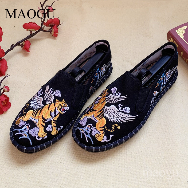 أحذية سهلة الارتداء بتطريز على - مراجعة Embroidery Pattern وسعره